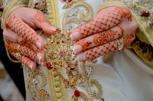 Χέρι Της Αραβικής Νύφης Έχει Τατουάζ Κόκκινη Χέννα Αραβικές Παραδόσεις — Φωτογραφία Αρχείου