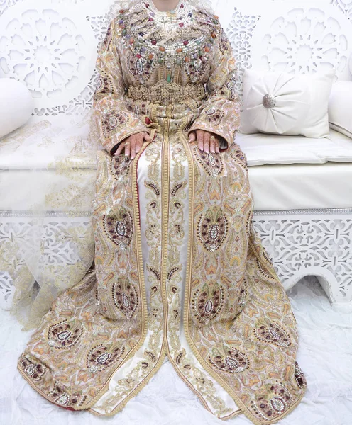 Vestido Tradicional Noiva Marroquina Bela Noiva Vestindo Caftan Marroquino Jóias — Fotografia de Stock