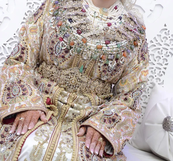 Robe Traditionnelle Mariée Marocaine Belle Mariée Portant Caftan Marocain Bijoux — Photo
