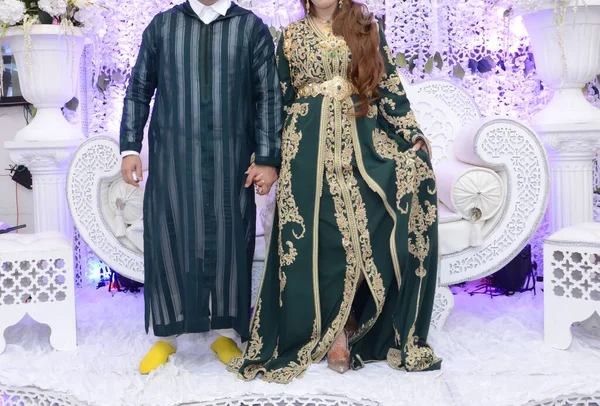モロッコの花嫁と新郎 彼らは伝統的なウェディングドレスを着ている モロッコの結婚式 アラブの伝統 — ストック写真
