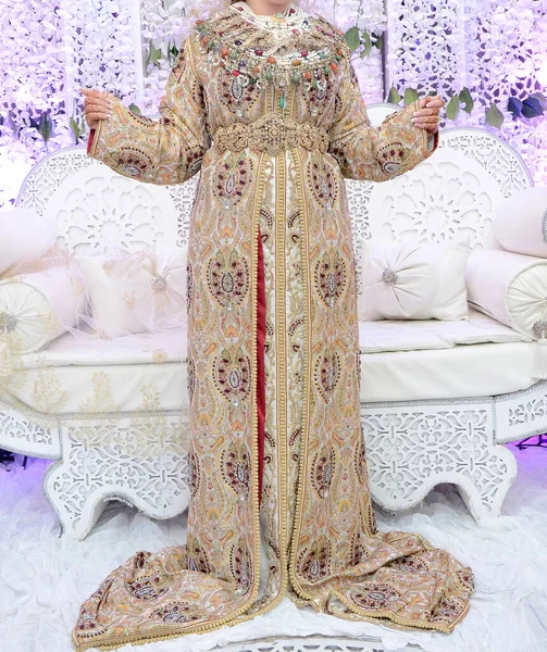 Robe Traditionnelle Mariée Marocaine Belle Mariée Portant Caftan Marocain Bijoux — Photo