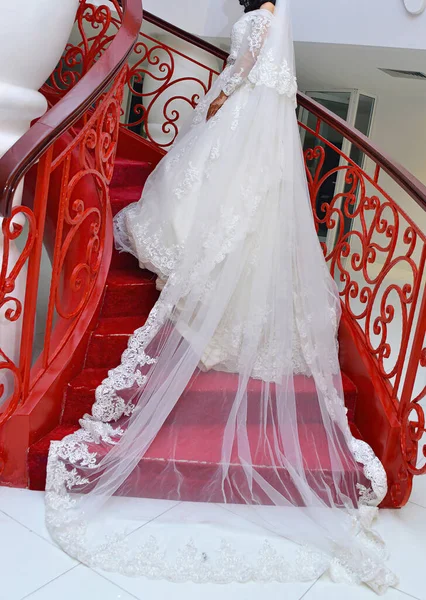 Vestido Novia Una Novia Está Parada Una Escalera Roja —  Fotos de Stock