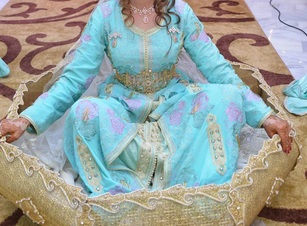 Vestido Tradicional Novia Marroquí Hermosa Novia Vistiendo Caftán Marroquí Joyas —  Fotos de Stock