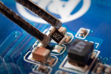Cımbızda bulunan SMD direnci elektronik devre kartına yüklendi