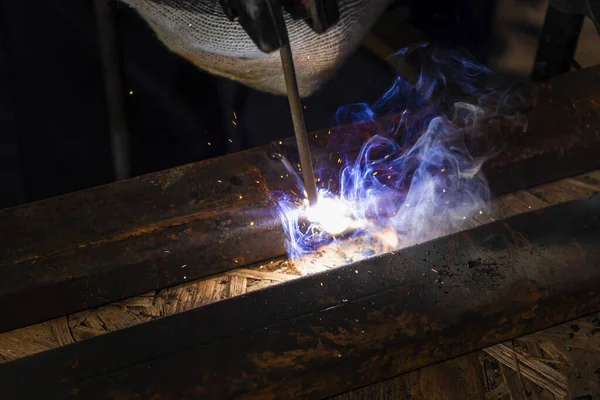 Splitsen Van Twee Metalen Buizen Met Behulp Van Handmatig Booglassen — Stockfoto