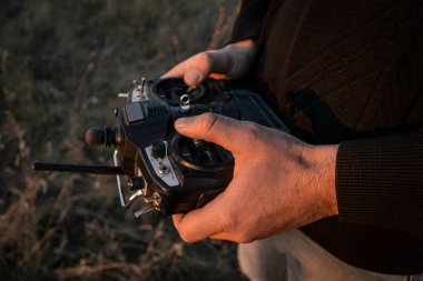 Uzaktan kumandalı model bir uçağın uzaktan kumandası erkeklerin elinde..