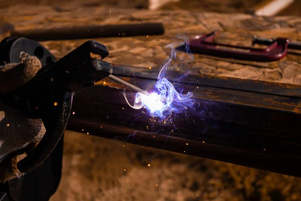Ein Arbeiter Schweißt Zwei Metallteile Mittels Lichtbogenschweißen — Stockfoto