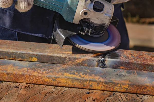 Ein Arbeiter Overalls Schleift Mit Einem Winkelschleifer Der Mit Einer — Stockfoto