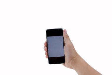El ele tutuşan siyah telefon içerideki beyaz kırpma yolunda izole edilmiş.