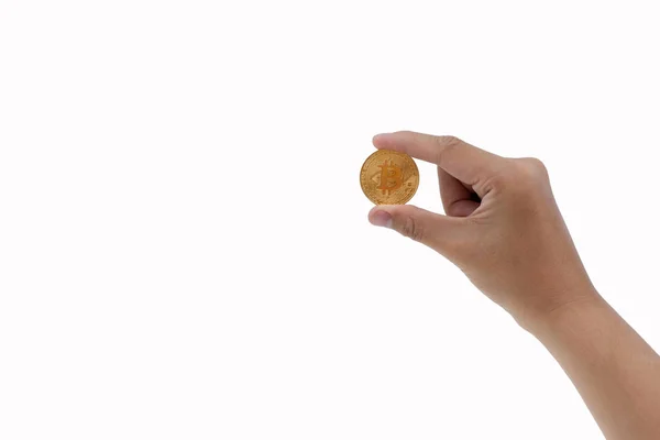 Elini üzerine beyaz izole bir altın para bitcoin para tutar