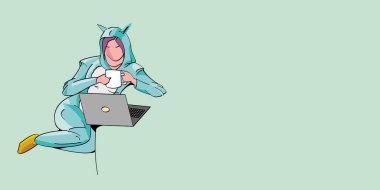 Panorama tasarımı, yeşil arka plan panoramik web pankartıyla çalışan gecelikli genç bir kız.