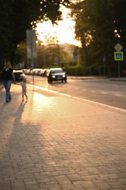 Kız akşam vakti şehir caddesinde yürüyor.