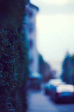 Şehirdeki arabanın bulanık görüntüsü