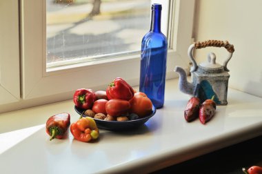 Mutfak masasında taze sebzelerle dolu bir hayat