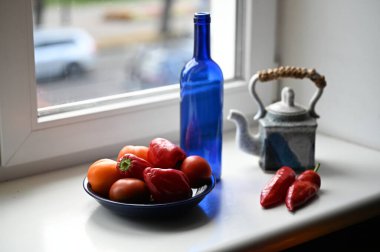 Bardakta taze domates ve biber var.