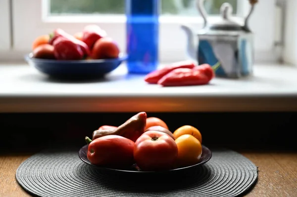 Taze kırmızı elmalar bir tabakta