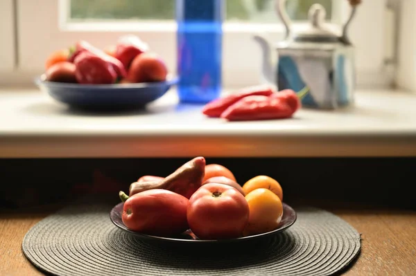 Mutfaktaki masada bir tabak lezzetli elma meyvesi.