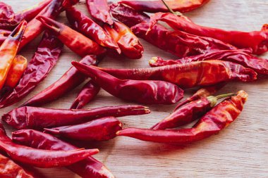 Ahşap bir masada kırmızı kırmızı kırmızı biber