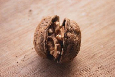 Ahşap masada ceviz kırdım.