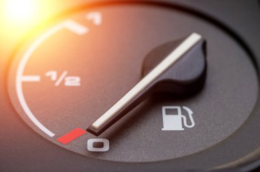 Yakından kontrol paneli benzin göstergesi, yakıt göstergesi, arabada benzin deposu var. Şarjör. Benzin sensörü