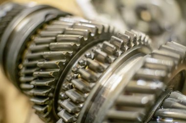 Arabanın vites kutusundaki dişliler kapalı..