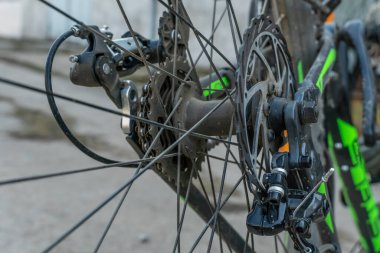 Bisiklet mekanizması ve dağ bisikleti zinciri mekanizması. Dağ bisikletinden pedallar. Ayrıntılı görünümü kapat.