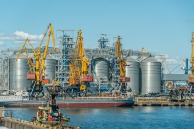 Odessa, Ukrayna - 17 Ağustos 2019: Limanda kargo vinci, gemi ve tahıl kurutma makinesi