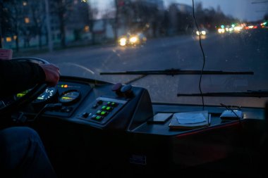 Karanlıkta bir tramvayın direksiyonundaki sürücü.