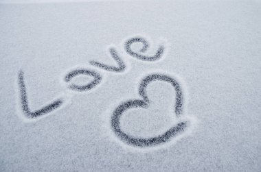 Karda aşk metni yazmak, karda kalbi boyamak.