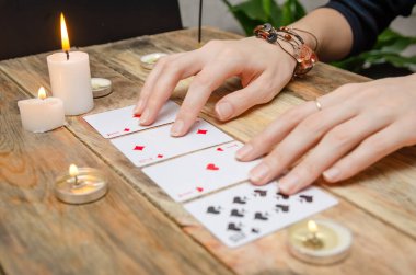 Falcı, kartlar, ahşap masadaki mumlar. Kehanet kavramı, sihir.