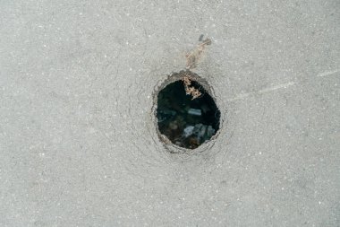 Asfalttaki yuvarlak delik, boşluğu kopyala