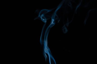 Siyah arka planda kopya alanı olan güzel soyut mavi duman. Sanat tasarımı veya çizimi için duman arka planı. Dumanın soyut figürü