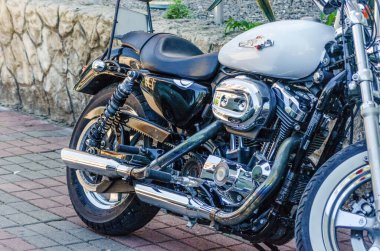 Motosiklet kısmı yakın plan, güzel modern motosiklet. Modern bir motosiklet motorunun yakın çekimi.