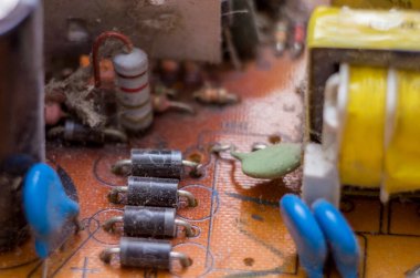 bilgisayarın toz içindeki güç kaynağı, toprağa yakın çekim