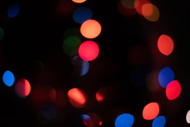 Noel arkaplanı, odağından çıkan Noel ışıkları, renkli bokeh