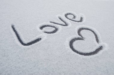 Karda aşk metni yazmak, karda kalbi boyamak.
