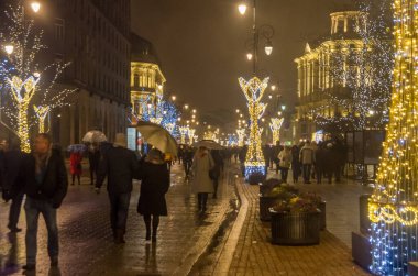 Varşova, Polonya - 25 Aralık 2018: Varşova 'da Nowy Swiat' ın tatil süslemeleri. Polonya