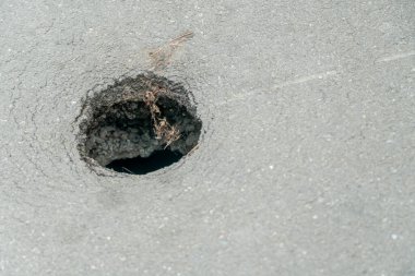 Asfalttaki yuvarlak delik, boşluğu kopyala