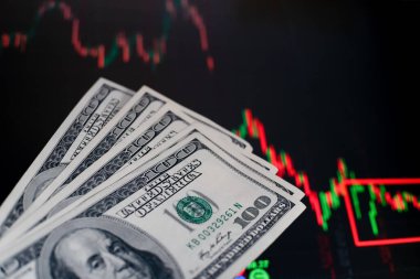 Arka planda döviz kurları dinamiği olan Amerikan doları banknotları. Ticaret ve mali risk kavramı