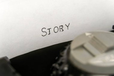 Yazılı metni eski bir daktiloda kapat