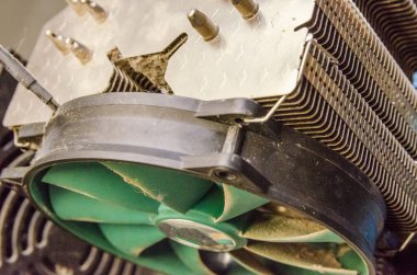 Yeşil işlemci üzerindeki toz ana kart ve bilgisayar parçalı daha soğutucu bilgisayar kapat.