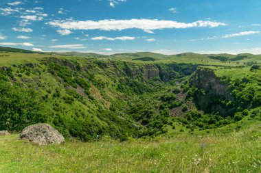 Güneşli bir yaz gününde Georgia 'daki inanılmaz dağ manzarası. Dashbash Kanyonu 'nun en üst görüntüsü