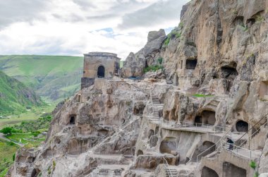 Mağara şehri Vardzia 'nın manzarası. Mağara şehrinden nehir vadisine ve güneşli bir yaz gününde yeşil yamaçlara bakın.