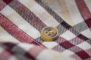 Pamuk kumaşta kahverengi düğme