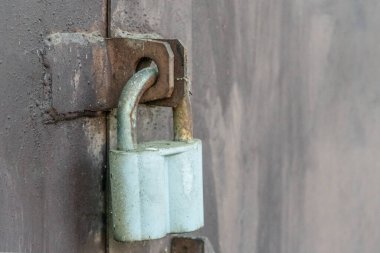 Karanlık bir demir duvarda büyük gri ahır kilidi, kapı. Çok doğal. Kapalı kapı. Eski metal kilit