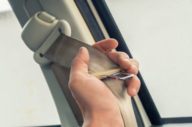 Arabada emniyet kemeri, araba kazalarını ve araç boşaltımını güvence altına almak için araç emniyet kemeri..