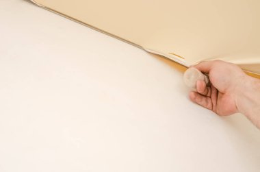 Tamirci esnek bir tavan kuruyor, bir delik yüzünden esnek bir tavanı onarıyor