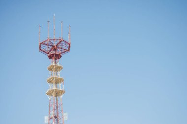 Teknoloji iletişim kulesi, TV anteni, mavi gökyüzü arka planında telefon bağlantısı.