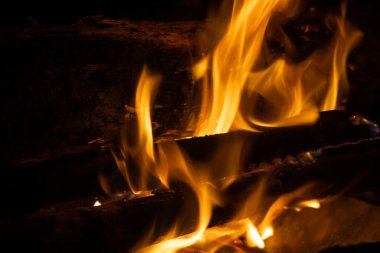 Geceleri ateşin içinde çok güzel alevler var. Turizm