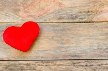 Tahta zemin üzerinde kırmızı kalp ve kopyalama alanı